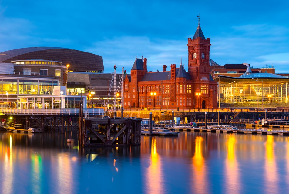 Cardiff_bay-and-Pierhead-building.jpg